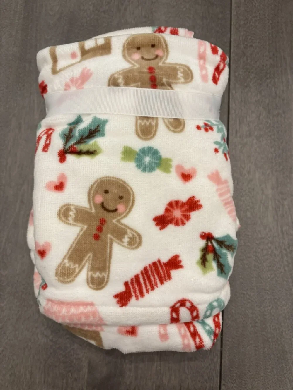 Cupcakes & Cashmere Set of 2 hand towels.  Perfect for a fairy tale Christmas.